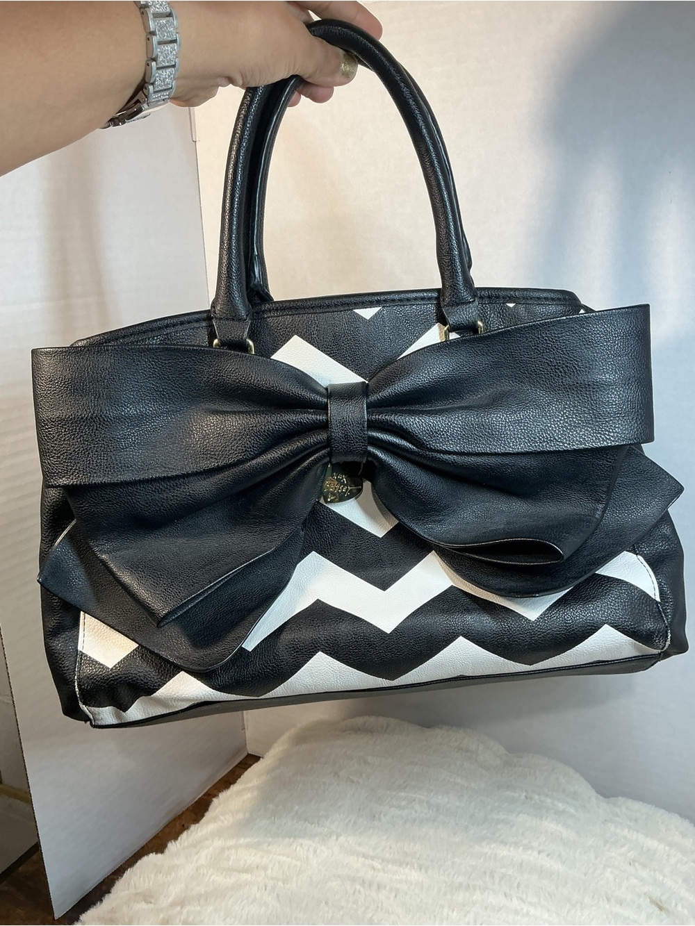 Betsey Johnson Black & White with large Bow Satchel Handbag 🖤🤍